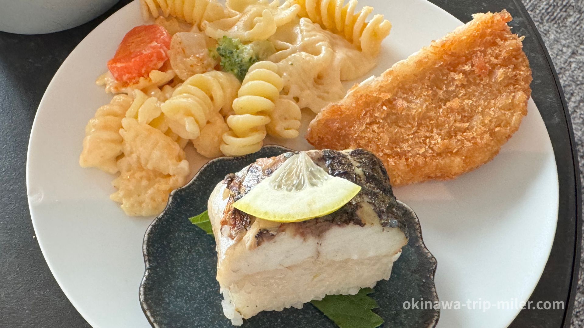 センチュリオンラウンジ 羽田 焼鯖棒寿司　海老とイカのクリームパスタ　おから蒟蒻カツ